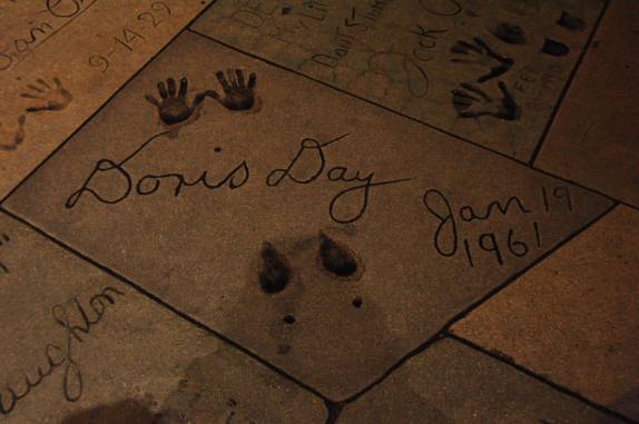 As mãos da famosa Doris Day, marcadas no piso em frente ao Grauman's Chinese Theater, em Los Angeles, na Califórnia - Estados Unidos